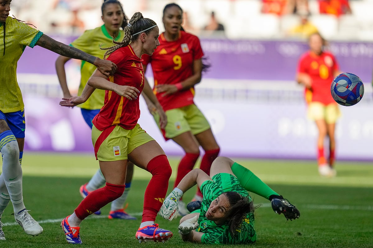 Spain's Athenea Del Castillo, center, scores her side's opening goal past Brazil's goalkeeper Lorena during a women's Group C soccer match between Brazil and Spain, at Bordeaux Stadium, during the 2024 Summer Olympics, Wednesday, July 31, 2024, in Bordeaux, France.
 -  (AP Photo/Moises Castillo)

